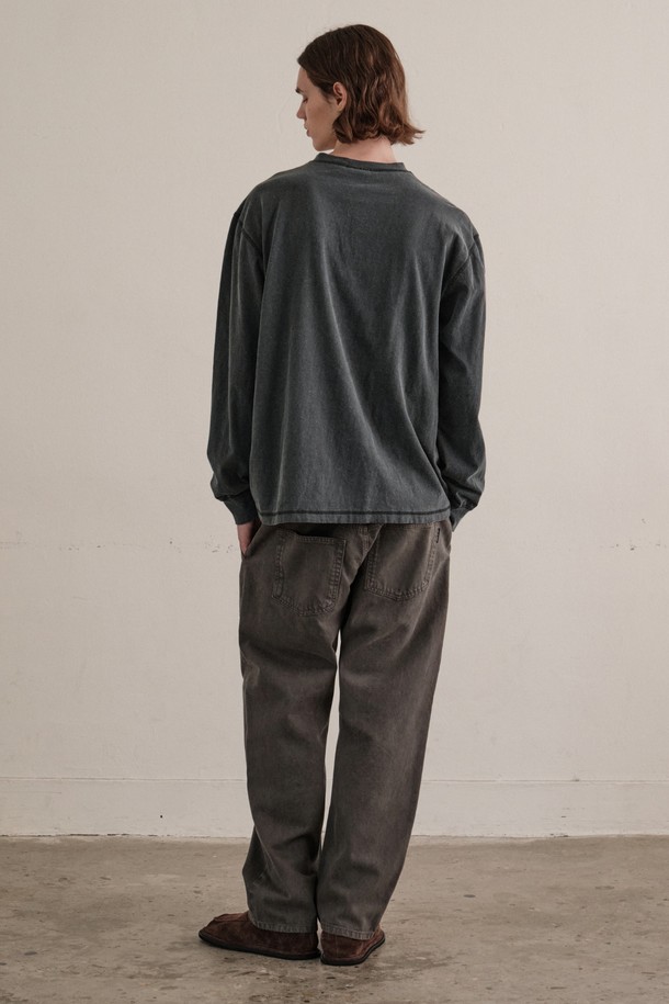 브라운 데님 팬츠는 남성을 위한 캐주얼 스타일의 긴 바지입니다. 프리미엄 데님 소재로 제작되어 두꺼운 두께감과 루즈핏의 편안한 착용감을 제공합니다. 트렌디한 브라운 컬러와 무지 패턴이 돋보이며, 세미 배기 핏으로 스타일리시함을 더했습니다. 여행룩, 캠핑룩은 물론 미니멀, 클래식 스타일까지 소화 가능한 활용도 높은 아이템입니다. 사계절 모두 착용 가능하며, 데일리룩으로도 손색없습니다.
