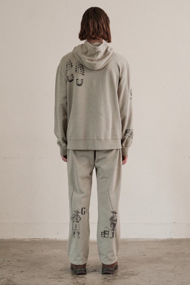 로렌 그래픽 스웨트 팬츠 (BEIGE)는 편안한 면 소재로 제작되어 부드러운 촉감이 특징입니다. 베이지 컬러에 스트릿, 캐주얼 스타일을 더하여 일상 속에서 스타일리시하게 연출할 수 있습니다. 봄, 여름, 가을 시즌에 적합하며, 밴딩 처리로 편안한 착용감을 제공합니다. 피그먼트 염색 기법과 자수 디테일, 그래픽 프린트가 돋보이며, 스트레이트 핏으로 어떤 상의에도 잘 어울립니다. 동네 마실룩, 여행룩 등 다양한 TPO에 활용 가능한 세트 아이템으로도 활용 가능합니다.
