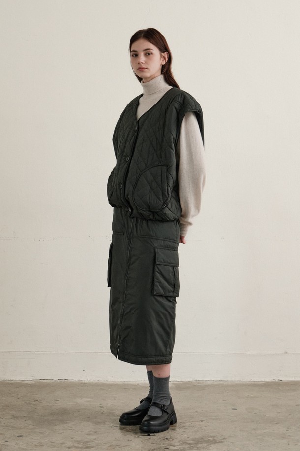가을, 겨울 시즌 착용하기 좋은 여성 스톰 퀼팅 베스트 (KHAKI)입니다. 부드러운 촉감의 폴리에스테르 소재로 제작되었으며, 퀼팅 패딩 디테일이 돋보입니다. 루즈핏으로 편안하게 착용 가능하며, 버튼 여밈 방식으로 간편하게 스타일링할 수 있습니다. 캐주얼, 베이직 스타일을 즐겨 입는 여성분들께 추천하며, 출근룩, 모임룩 등 다양한 TPO에 활용 가능합니다. 미니멀, 클래식 스타일을 선호하는 분들께도 잘 어울립니다.
