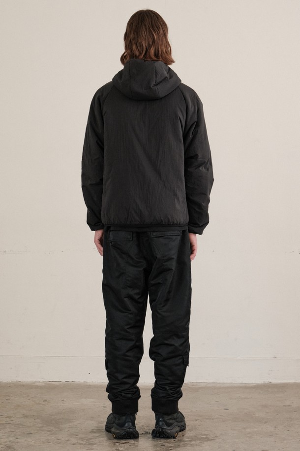 추운 겨울, 당신의 따뜻함을 책임질 스트리트 워머 팬츠 (블랙)입니다. 밀리터리 스타일을 재해석하여 트렌디함을 더했으며, 일상 속에서도 스타일리시하게 연출할 수 있습니다. 나일론과 폴리에스테르 혼방 소재로 제작되어 부드러운 촉감을 자랑하며, 3M 씬슐레이트 1oz 프리미엄 패딩 충전재가 뛰어난 보온성을 제공합니다. 루즈핏에 긴 기장으로 편안한 착용감을 선사하며, 밴딩 처리로 활동성을 높였습니다. 겨울철 데일리룩에 스트리트 무드를 더해보세요.
