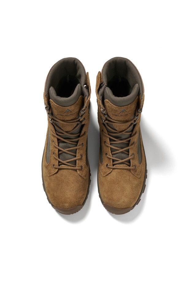 HELEMENT X NEPA(헤르엘리먼트 X 네파) 필드 트레일 GTX (D/BEIGE)는 남성용 신발로, 하이킹, 트레일러닝, 일상생활에서 활용하기 좋은 다크베이지 컬러의 운동화입니다. 스웨이드와 고어텍스 소재를 사용하여 방수, 통기성이 뛰어나며, 하이탑 디자인과 끈으로 여미는 방식으로 안정적인 착용감을 제공합니다. 플랫 굽에 무지 패턴으로 다양한 등산룩, 여행룩, 캠핑룩 등 TPO에 매치하기 용이하며, 고프코어, 클래식, 캐주얼 스타일을 연출하기 좋습니다. 접지력을 강화하여 아웃도어 활동에 적합하며, 봄, 가을, 겨울 계절에 착용하기 좋습니다.
