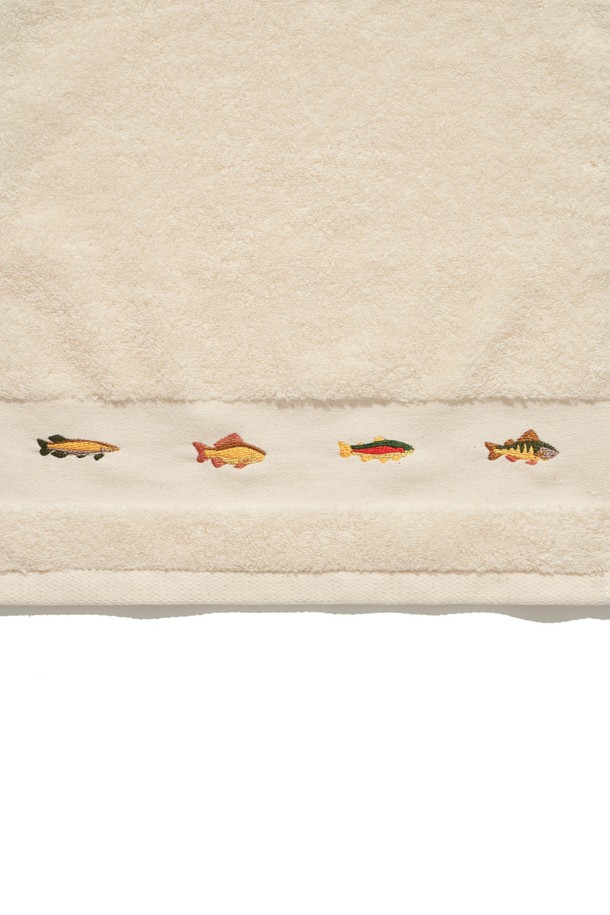 HELEMENT X TWB 프리미엄 레인보우 핸드타올 (O/WHITE)은 부드러운 면 소재의 흡습 기능성 핸드타올입니다. 오프화이트 컬러 바탕에 레인보우 프린트 디자인이 특징이며, 얇은 두께로 제작되어 캠핑 등 야외 활동 시 유용하게 사용할 수 있습니다. 산뜻하고 감각적인 디자인으로 실용성과 스타일을 모두 갖춘 제품입니다. 
