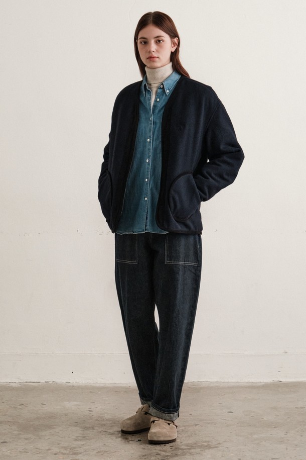 글렌코 울 패딩 재킷 (NAVY)은 겨울철 출근룩을 위한 미니멀하고 클래식한 스타일의 남성용 패딩 자켓입니다. 네이비 컬러의 무지 디자인으로 어떤 옷에도 쉽게 매치할 수 있습니다. 부드러운 울 소재와 두꺼운 두께감으로 뛰어난 보온성을 제공하며, 긴 소매와 집업 여밈 방식이 특징입니다. 레귤러 핏으로 제작되어 편안한 착용감을 선사합니다. 안감은 패딩 처리되어 더욱 따뜻하게 착용할 수 있습니다.
