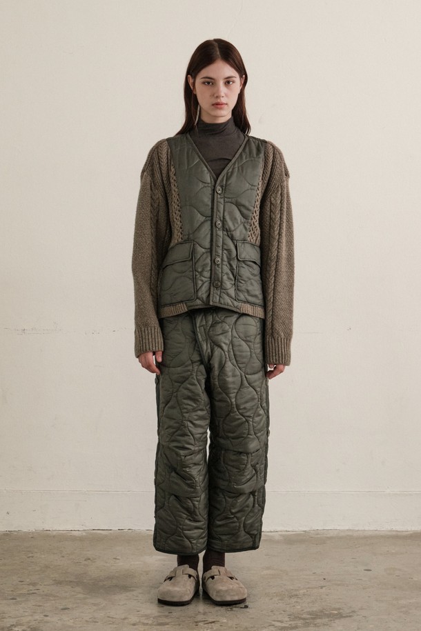 부드러운 니트 소재와 퀼팅 디자인이 돋보이는 여성 브라운 컬러의 니트 퀼팅 재킷입니다. 가을, 겨울 시즌에 따뜻하게 착용할 수 있으며, 레귤러 핏에 집업 스타일로 편안한 착용감을 선사합니다. 캐주얼, 베이직 스타일을 선호하는 여성분들에게 적합하며, 출근룩, 모임룩 등 다양한 TPO에 활용 가능합니다. 보온성을 높여주는 두꺼운 두께감과 긴 소매 기장으로 더욱 포근한 느낌을 줍니다. 캐주얼, 클래식, 미니멀 스타일을 모두 아우르는 매력적인 아이템입니다.
