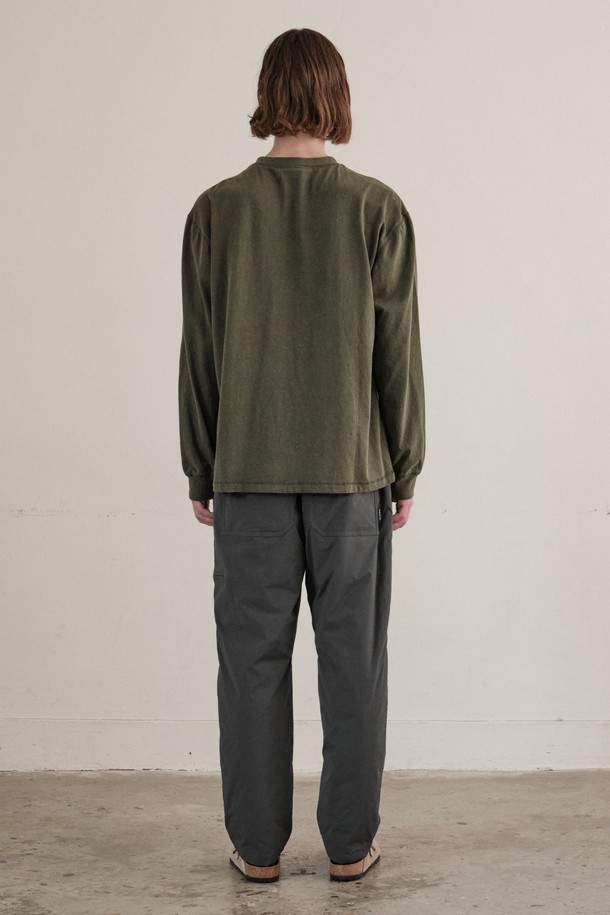 다크그레이 컬러의 브레이크 패딩 팬츠입니다. 겨울철 캐주얼 및 일상, 캠핑룩에 적합하며, 베이직하고 미니멀한 스타일을 연출합니다. 나일론과 폴리에스테르 소재로 제작되어 부드러운 촉감과 뛰어난 보온성 및 방수 기능을 제공합니다. 두꺼운 두께감의 루즈핏과 레귤러핏으로 편안하게 착용 가능하며, 무지 디자인으로 다양한 상의와 매치하기 좋습니다. 
