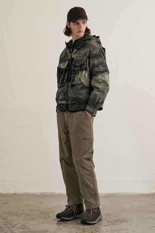 **브레이크 패딩 팬츠 (TAN)**는 겨울철 아웃도어 및 일상 활동에 적합한 남성용 패딩 팬츠입니다. 탄(TAN) 및 브라운 컬러로 제공되며, 캐주얼, 스포티, 고프코어 스타일을 연출할 수 있습니다. 넉넉한 두께감과 레귤러핏으로 편안한 착용감을 선사하며, 보온성과 방수 기능을 갖춰 추운 날씨에도 따뜻하게 활동할 수 있습니다. 밴딩 처리된 허리 부분과 나일론 소재를 사용하여 활동성을 높였습니다. 캠핑룩, 등산룩 등 다양한 TPO에 활용할 수 있는 실용적인 긴바지입니다.
