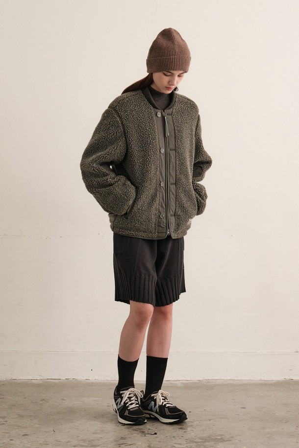 포스 테크니컬 플리스 (BROWN)는 가을과 겨울철, 일상에서 따뜻하게 착용하기 좋은 남성용 플리스 자켓입니다. 부드러운 촉감의 두꺼운 플리스 소재로 제작되어 뛰어난 보온성을 자랑하며, 캐주얼 및 스포티한 스타일을 연출하기 좋습니다. 집업 스타일의 레귤러핏 디자인으로 편안하게 착용할 수 있으며, 산책룩이나 캠핑룩과 같은 TPO에 활용하기 좋습니다. 무지 디자인에 브라운 컬러로 어떤 옷에도 쉽게 매치하여 미니멀한 스타일을 완성할 수 있습니다.
