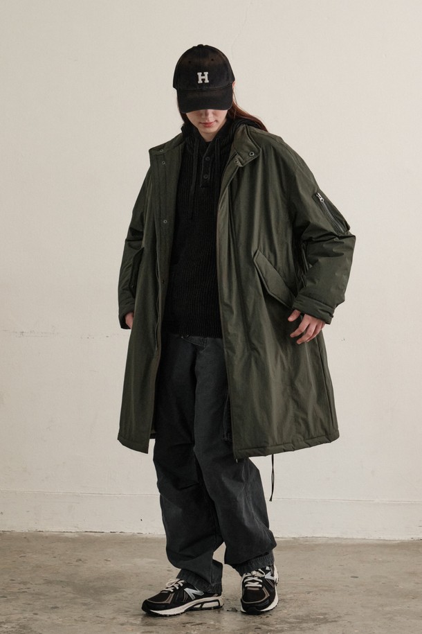 남성용 폴리 필드 패딩 야상 (KHAKI)입니다. 겨울철 보온성을 책임지는 두꺼운 두께감의 폴리에스테르 소재로 제작되었으며, 밀리터리 및 캐주얼 스타일을 연출하기 좋습니다. 스탠드 칼라와 집업 여밈 방식, 레귤러핏 디자인으로 편안한 착용감을 제공합니다. 무지 패턴의 카키 컬러로 다양한 스타일의 옷과 매치하기 용이하며, 일상에서 폭넓게 활용할 수 있습니다. 긴 소매 기장의 야상으로, 보온성과 스타일을 동시에 잡으세요.
