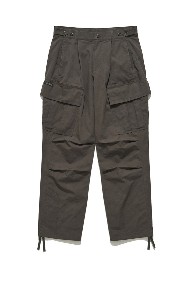 오빌리크 스트랩 카고 팬츠 (D/GREY)는 일상과 밀리터리 스타일을 넘나드는 남성용 카고 팬츠입니다. 다크 그레이 컬러의 무지 디자인으로, 사계절 활용 가능한 중간 두께감의 면과 나일론 혼방 소재로 제작되었습니다. WWII 밀리터리 유니폼에서 영감을 받아 3D 패턴과 하단 스트랩 디테일이 특징이며, 사이드 포켓과 숨겨진 수납 공간을 더해 실용성을 높였습니다. 레귤러 핏으로 편안한 착용감을 제공하며, 여행룩, 캠핑룩, 캐주얼, 워크웨어, 미니멀 스타일을 즐기는 분들께 추천합니다.
