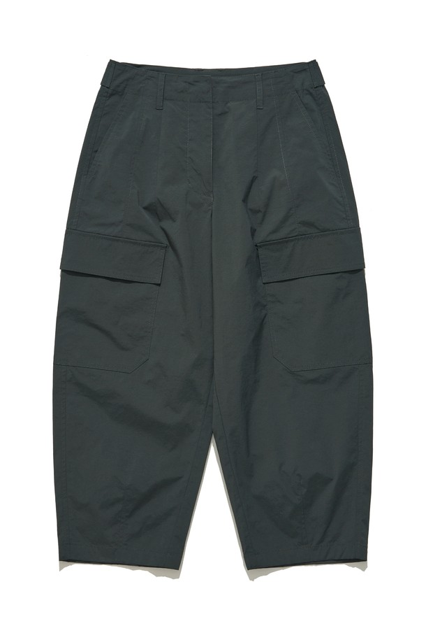 **여성 코쿤 카고 팬츠 (모스 그린)**

일상, 산책 등 가벼운 활동에 적합한 여성용 카고 팬츠입니다. 모스 그린 컬러의 루즈핏 세미배기 스타일로, 스트릿 및 캐주얼 무드를 연출합니다. 봄, 여름, 가을 시즌에 활용하기 좋은 9부 기장의 얇은 두께감으로, 부드러운 촉감과 스트레치 소재의 편안한 착용감을 선사합니다. 카고 스타일 디자인이 돋보이는 무지 패턴의 바지로, 다양한 상의와 매치하여 스타일리시한 룩을 완성해보세요.
