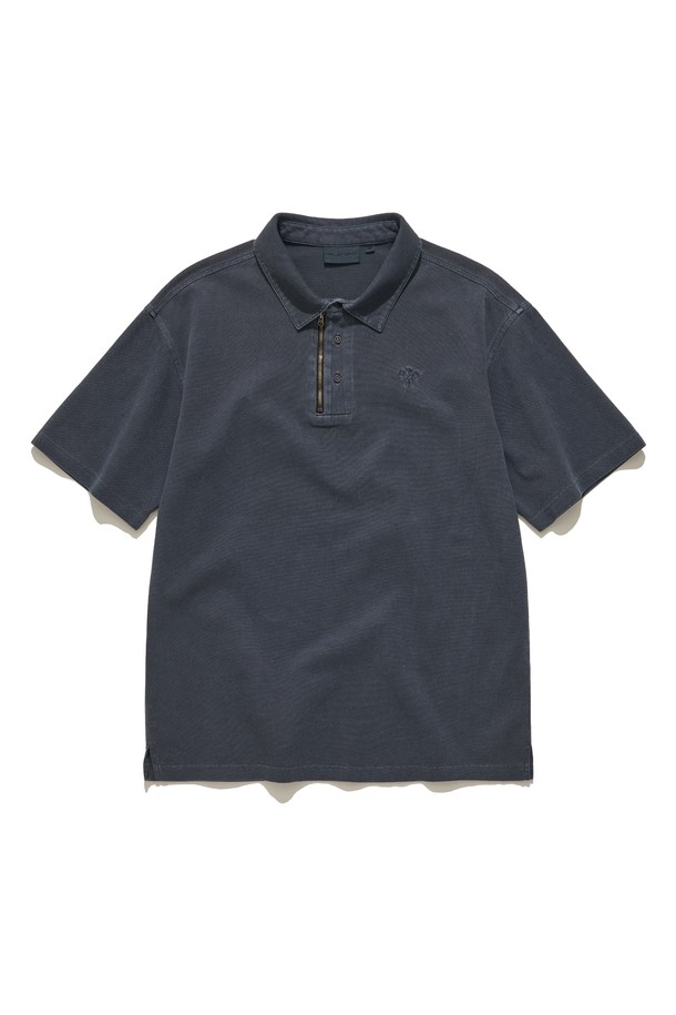 네이비 컬러의 피그먼트 메탈 PQ 반소매 티셔츠입니다. 면 소재로 제작되어 편안한 착용감을 선사하며, 봄, 여름 시즌 데일리룩과 아웃도어 활동에 적합합니다. 레귤러 핏과 카라넥 디자인으로 캐주얼하고 베이직한 스타일을 연출하며, 메탈 지퍼 디테일이 포인트를 더합니다. 피그먼트 가공으로 빈티지한 느낌을 살린, 프리미엄 캐주얼 감성의 티셔츠입니다. 산책룩, 여행룩 등 다양한 TPO에 활용하기 좋으며, 캐주얼, 미니멀, 클래식 스타일을 즐겨 입는 남성분들께 추천합니다.
