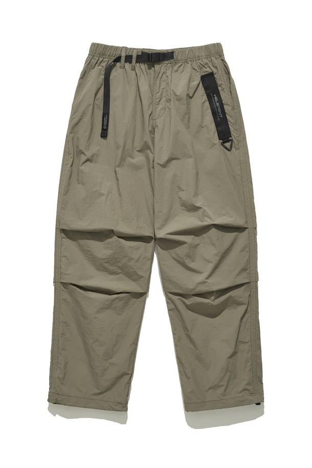 코쿤 웨빙 나일론 팬츠 (L KHAKI)는 캠핑, 트레킹, 피싱, 일상 등 다양한 활동에 적합한 남성용 나일론 팬츠입니다. 봄, 여름, 가을 계절에 착용하기 좋으며, 아웃도어와 캐주얼 스타일을 모두 아우릅니다. 3D 입체 패턴의 일자핏 디자인으로 편안한 착용감을 제공하며, 무릎 부분의 4개 다트 디테일과 기능성 디자인이 돋보입니다. 웨빙 벨트가 포함되어 있어 허리 사이즈 조절이 용이하며, 발수 기능이 있어 쾌적함을 유지합니다. 여행룩, 등산룩, 고프코어, 워크웨어 스타일을 즐겨 입는 분들께 추천합니다.
