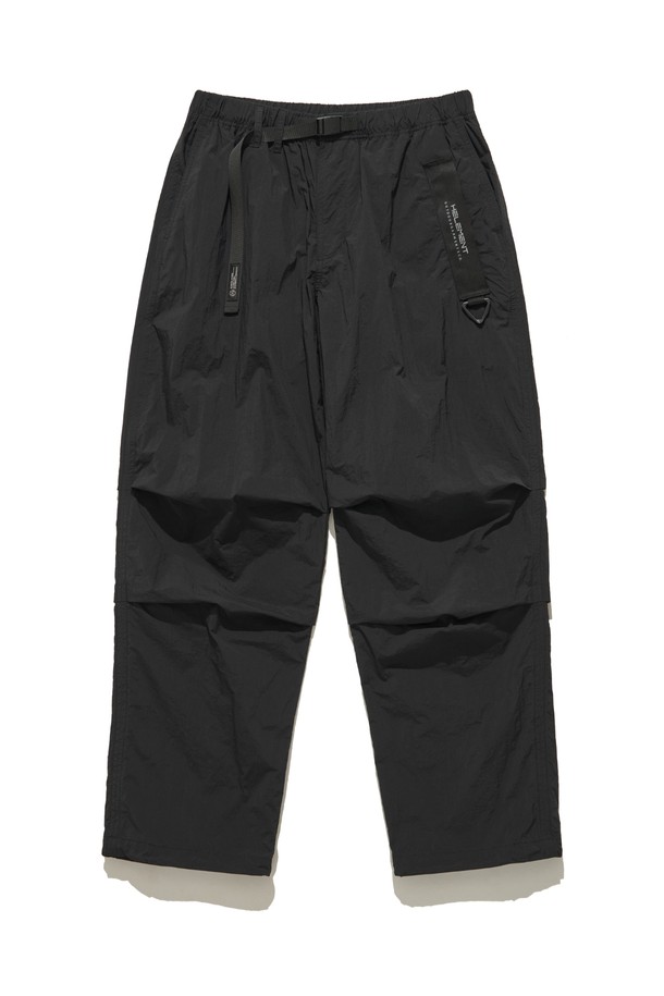 코쿤 웨빙 나일론 팬츠 (BLACK)는 캠핑, 트레킹, 피싱, 일상 등 다양한 활동에 적합한 남성용 나일론 팬츠입니다. 봄, 여름, 가을 시즌에 착용하기 좋으며, 캐주얼, 고프코어, 미니멀 스타일을 연출할 수 있습니다. 일자핏으로 편안하며, 발수 기능을 갖춰 활동성을 높였습니다. 3D 입체 패턴과 무릎 부위 4개의 다트 디테일이 돋보이는 디자인으로, 적당한 두께감의 나일론 소재로 제작되었습니다.
