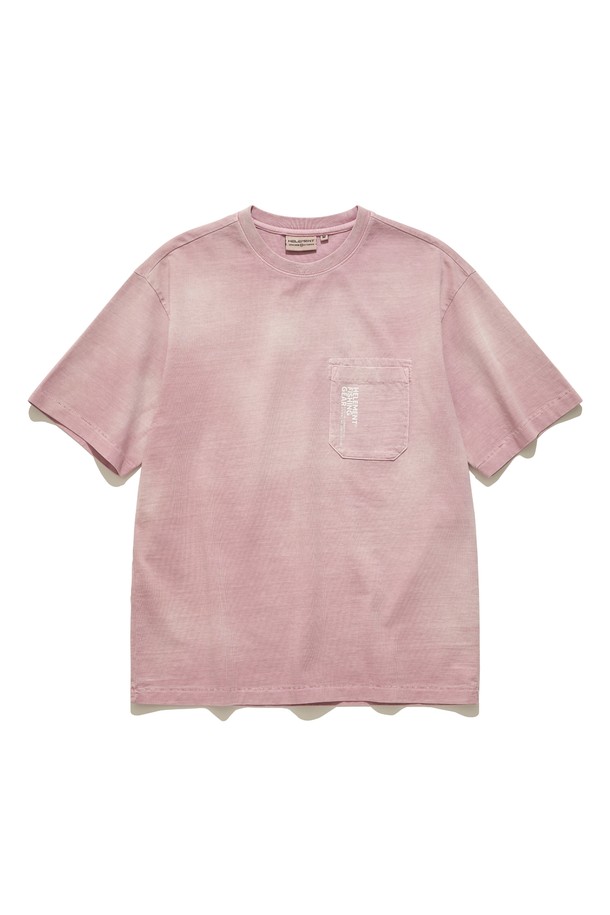 H2 다잉 포켓 반팔티셔츠는 핑크 색상의 면 소재로 제작되었으며, 피그먼트 다잉 기법이 적용되어 자연스러운 색감이 돋보입니다. 가슴 부분의 로고 포인트와 소매단, 밑단의 수공예 스타일 스티치가 특징이며, 봄, 여름에 일상복이나 스트릿 스타일로 연출하기 좋습니다. 얇고 부드러운 촉감의 레귤러 핏 라운드넥 반팔 티셔츠입니다.
