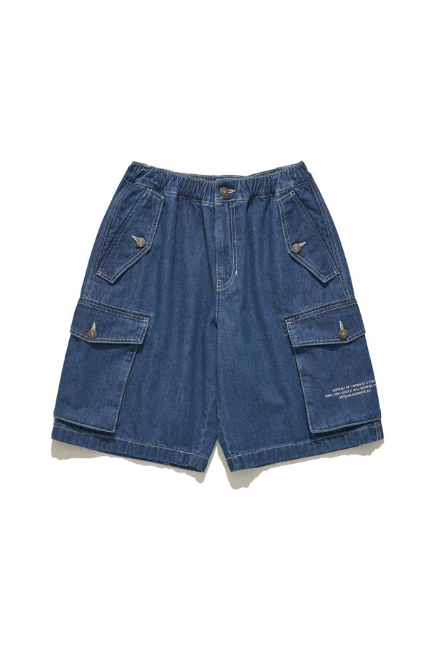 블루 컬러의 데님 스트링 카고 숏팬츠는 봄, 여름 시즌에 일상 및 아웃도어 활동에 적합하며, 캐주얼한 스타일을 연출합니다. 밴딩 처리된 허리, 사이드 버튼형 아웃포켓, 3D 패턴, 인체공학적 밑위 디자인이 적용되었으며, 면 소재의 레귤러핏과 컴포트핏으로 편안하게 착용할 수 있습니다.
