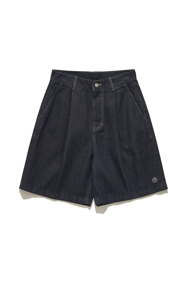 네이비 컬러의 여성 로우 데님 숏팬츠입니다. 봄, 여름 시즌에 적합하며, 미니멀하고 캐주얼한 스타일을 연출하기 좋습니다. 레귤러핏으로 편안하게 착용 가능하며, 앞쪽 주름턱 디테일과 뒤판 요크 부위 다트 디테일이 특징입니다. 밑단 셋자수 포인트로 포인트를 더했으며, "동네 마실룩"이나 "쇼핑룩"에 활용하기 좋은 아이템입니다. 캐주얼, 미니멀, 클래식 스타일을 즐겨 입는 분들께 추천합니다.
