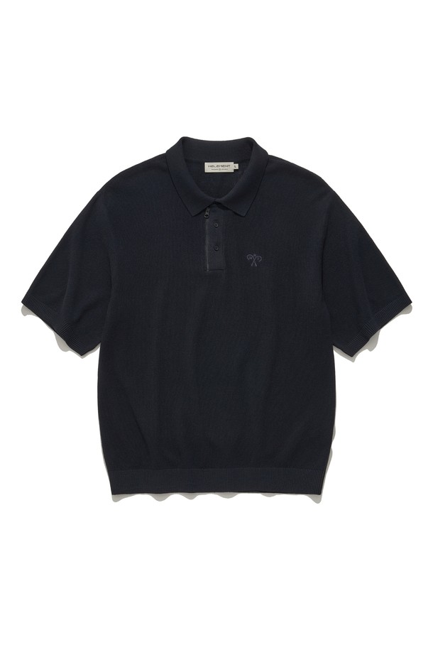 네이비 컬러의 니트 집업 카라 반팔입니다. 남성용으로, 일상 및 데일리룩에 적합하며 여름철 시원하게 착용할 수 있습니다. 얇은 두께감과 부드러운 촉감의 레이온, 나일론, 린넨 혼방 소재로 제작되어 통기성이 뛰어납니다. 메탈 지퍼 디테일과 고급 린넨 혼방사가 돋보이며, 기본 니트 반팔과 차별화된 디자인을 제공합니다. 캐주얼, 미니멀, 클래식 스타일을 아우르며 여름 바캉스룩으로도 활용 가능합니다.
