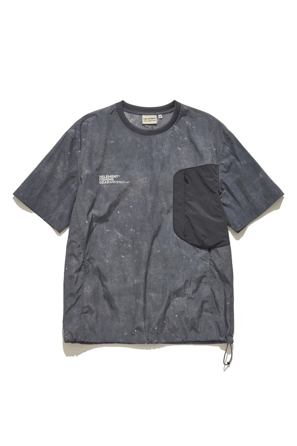 가벼운 나일론 소재로 제작된 다크 그레이 색상의 그라비티 반팔 바람막이는 여름철 캠핑이나 일상에서 활용하기 좋은 아이템입니다. 얇은 두께와 레귤러 핏으로 편안하게 착용 가능하며, 컴팩트한 접이식 디자인으로 휴대성을 높였습니다. 스트릿, 스포티, 캐주얼 무드를 연출할 수 있는 스웻셔츠 스타일의 방풍 기능성 바람막이입니다.
