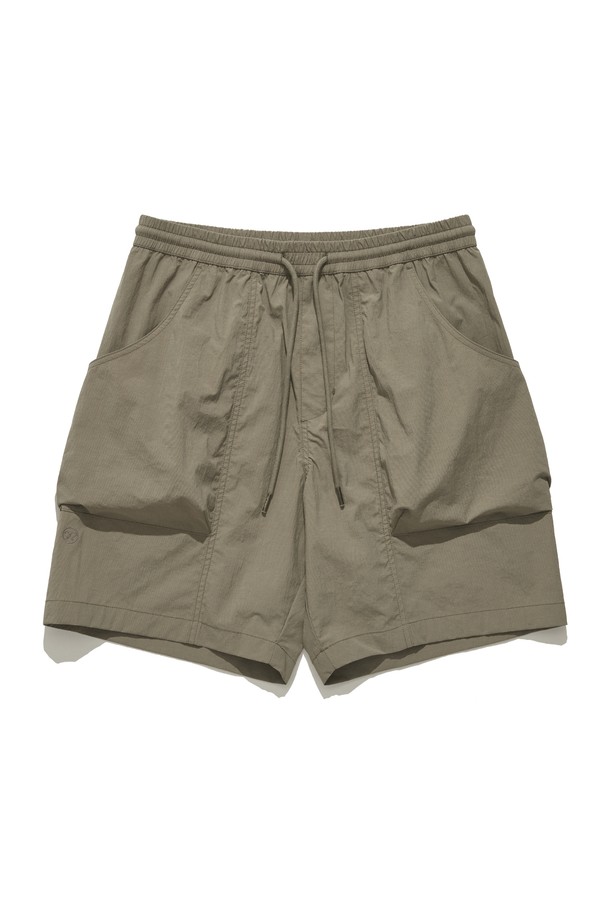 남성용 스트링 컴피 숏팬츠는 카키 색상의 얇고 부드러운 나일론, 면, 스판덱스 혼방 소재로 제작되었으며, 흡습 및 속건 기능이 있어 일상, 수영, 캠핑 등 다양한 아웃도어 활동에 적합합니다. 무지 패턴의 레귤러핏에 컴포트핏으로 편안함을 제공하며, 밴딩과 스트링 디테일로 사이즈 조절이 용이하고 폴딩이 가능하여 휴대성이 좋습니다. 여름 시즌에 어울리는 캐주얼하고 스트릿한 스타일의 숏 기장 숏팬츠입니다.
