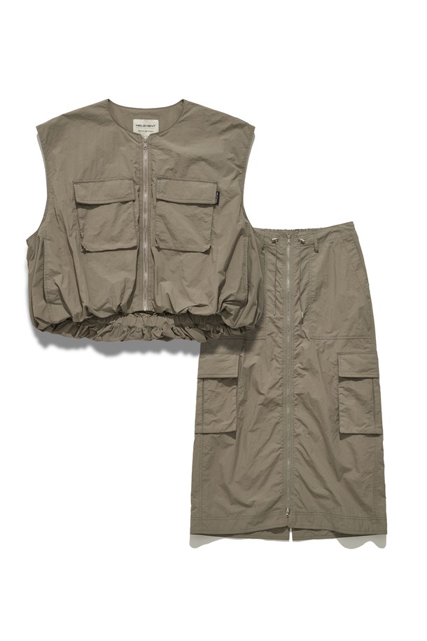 여성용 L 카키 컬러 필드 카고 스커트 세트입니다. 크롭 스타일 베스트와 카고 스커트 구성이며, 2-WAY 지퍼 디테일과 아우터 포켓이 특징입니다. 나일론 소재의 H라인 스커트는 밀리터리 및 캐주얼 무드를 연출하며, 일상과 아웃도어 활동 모두에 적합합니다.
