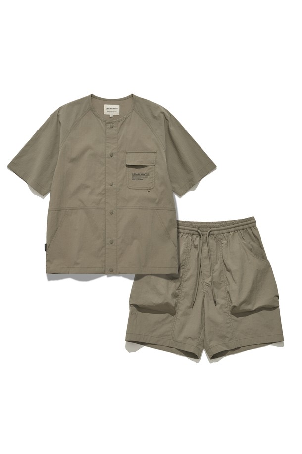 크루 컴피 하프 SET는 여름철 일상, 수영, 캠핑, 아웃도어 활동에 적합한 공용 세트 상품입니다. 카키 색상의 상하의 세트로, 얇고 부드러운 나일론, 면, 스판덱스 혼방 소재를 사용하여 편안한 착용감을 제공하며, 밴딩 허리와 스트링 디테일로 활동성을 더했습니다. 레귤러핏의 반바지 기장이며, 무지 패턴의 카디건 스타일 상의가 함께 제공되는 수영복 겸용 캐주얼, 스포티 스타일의 세트입니다.
