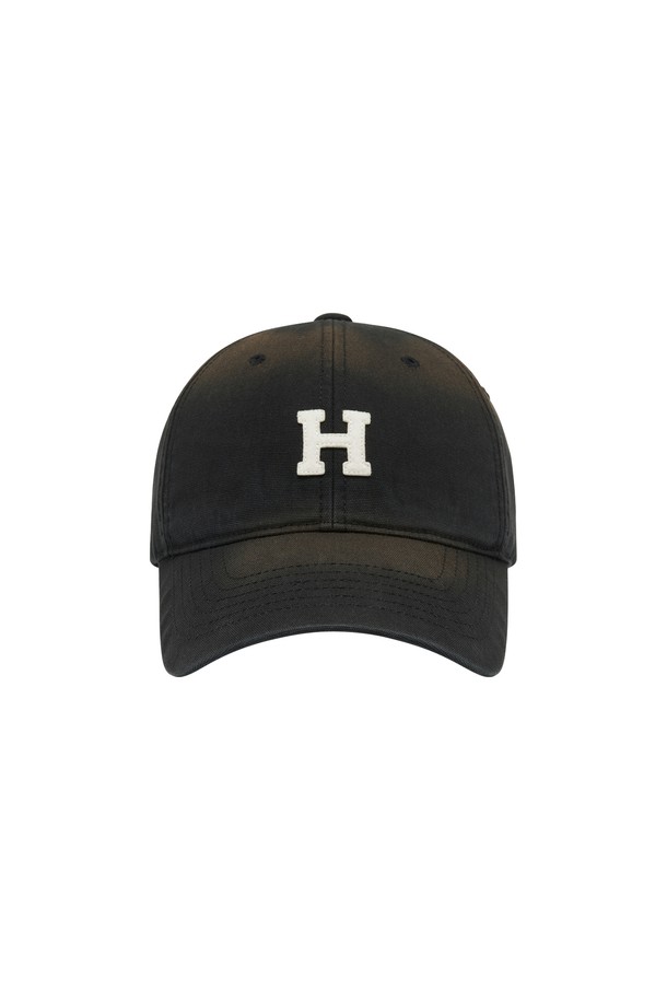 빈티지 어반 볼캡 (블랙)은 스트릿, 캐주얼 스타일을 즐기는 모두를 위한 사계절 필수 아이템입니다. 면 소재로 제작되어 편안한 착용감을 선사하며, 흡습속건 기능으로 쾌적함을 유지해 줍니다. 빈티지 워싱 디테일이 돋보이는 디자인에, 안쪽 땀받이 부분에는 기능성 로고 자카드 원단을 사용하여 실용성을 더했습니다. 산책룩, 여행룩 등 어떤 TPO에도 스타일리시하게 매치할 수 있는 블랙 컬러의 볼캡입니다. 모자 깊이 12cm로, 데일리 패션에 포인트 주기 좋습니다.
