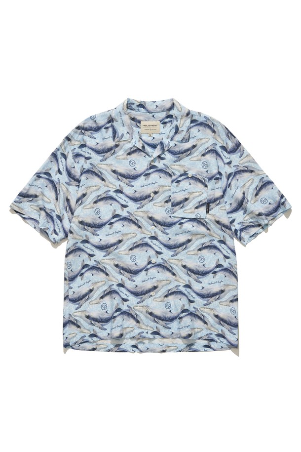 웨일 비치 반팔 셔츠는 시원한 라이트 블루 색상의 남성용 반팔 셔츠입니다. 부드러운 레이온 소재로 제작되었으며, 얇은 두께와 루즈핏 디자인으로 여름철 일상 및 야외 활동에 쾌적함을 더합니다. 고래 그래픽 프린트가 돋보이는 캐주얼 스타일의 카라 셔츠로, 통기성이 뛰어나 편안하게 착용할 수 있습니다.
