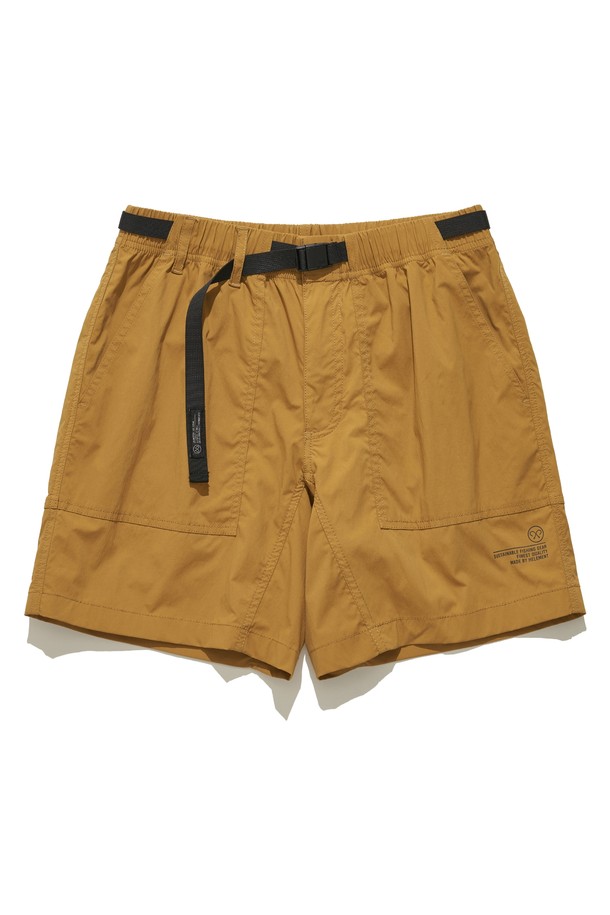 일상과 아웃도어 활동에 적합한 남성용 브레이크 에어 숏팬츠입니다. 머스타드 색상의 이 숏팬츠는 나일론과 스판덱스 혼방 소재로 제작되어 가볍고 신축성이 뛰어나며, 3D 패턴과 밴딩으로 편안한 착용감을 제공합니다. 얇고 부드러운 무지 패턴의 레귤러핏 디자인으로, 여름철 스포티하고 캐주얼한 스타일을 연출할 수 있습니다.
