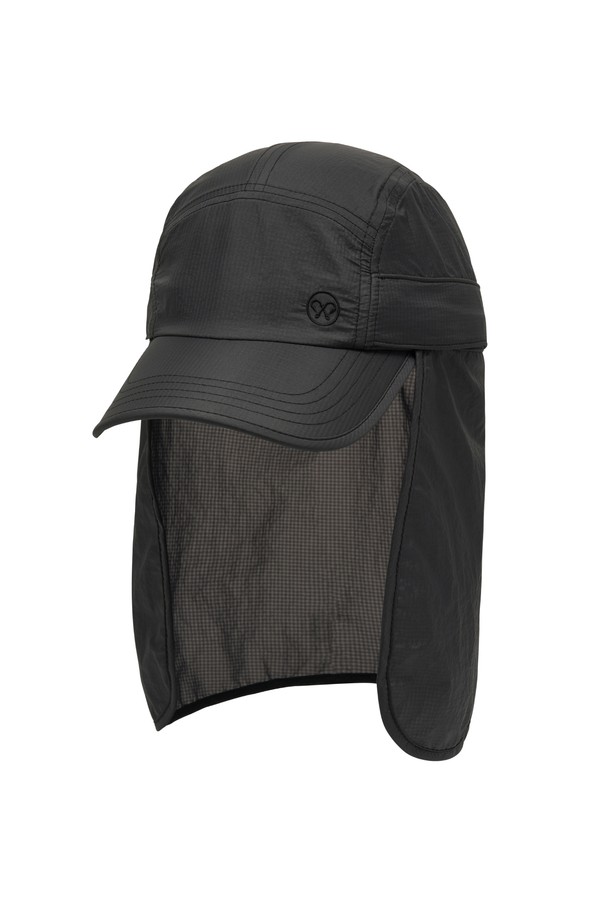 라이트 피셔 나일론 볼캡 (D GREY)은 아웃도어 활동에 최적화된 볼캡입니다. 다크그레이와 탄 두 가지 색상으로 출시되었으며, 여름철 피싱, 등산, 캠핑 등 다양한 아웃도어 활동에 적합합니다. 초경량 나일론 소재로 제작되어 가볍고 얇은 두께감을 자랑하며, 12.5cm의 모자 깊이와 22cm 챙 넓이로 편안한 착용감을 제공합니다. 자외선 차단, 발수, 흡습속건 기능이 있으며, 탈부착 차양막과 땀받이 로고 자카드 웨빙, 2-WAY 디자인으로 활용성을 높였습니다. 고프코어, 캐주얼, 스포티 스타일을 즐기는 분들께 추천합니다.
