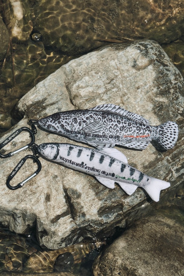 산천어 캐치토템 키링 (그레이)는 한국 토종 어종인 산천어를 모티브로 한 독특한 디자인의 패션 소품입니다. 에폭시 소재와 그레이 컬러가 어우러져 세련된 느낌을 주며, 카라비너 고리가 있어 실용성을 더했습니다. 슬라이드 갈라 디자인으로 포인트를 주어 개성 넘치는 스타일을 연출할 수 있습니다. 동네 마실룩, 여행룩, 산책룩 등 캐주얼, 미니멀, 스트리트 스타일 어디에나 잘 어울려, 당신의 패션 감각을 돋보이게 해줍니다.
