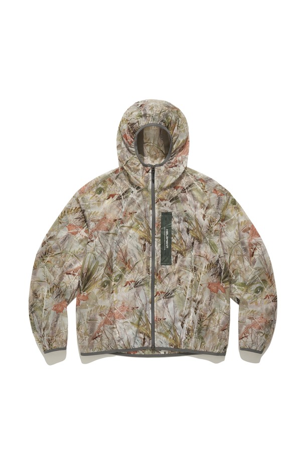 코쿤 웨빙 바람막이 자켓 (CAMO)은 남성용 아우터로, 봄, 여름철 아웃도어 활동과 일상에서 활용하기 좋은 아이템입니다. 얇고 가벼운 나일론 소재에 통기성, 방수 기능을 더하여 쾌적한 착용감을 선사하며, 밀리터리/스포티 스타일의 카모 패턴과 레귤러핏으로 트렌디함을 더했습니다. 집업 방식의 긴소매 자켓으로, 3D 패턴 디자인과 립스탑 원단으로 내구성을 높였으며, 최소한의 부피로 휴대성을 높인 실용적인 제품입니다.
