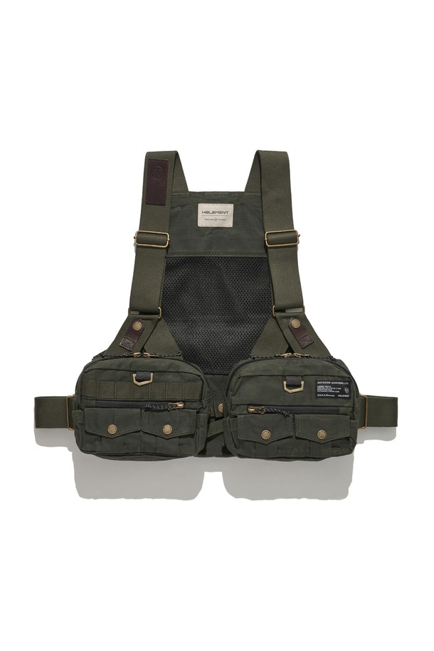 H55 루어 멀티 베스트 (카키)는 남성용 베스트로, 피싱, 캠핑, 아웃도어 활동에 적합합니다. 봄, 여름, 가을 계절에 어울리며 밀리터리 및 빈티지 스타일을 연출합니다. 면 소재에 왁스 코팅 처리되어 뻣뻣한 촉감을 주며, 벨크로 여밈 방식과 레귤러핏으로 디자인되었습니다. 소가죽 디테일, 바택 스티치 보강, 대용량 수납공간, 벨크로 포켓, 백패널 수납공간 등 실용적인 기능성을 갖춘 워크웨어, 캐주얼, 고프코어 스타일의 베스트입니다.
