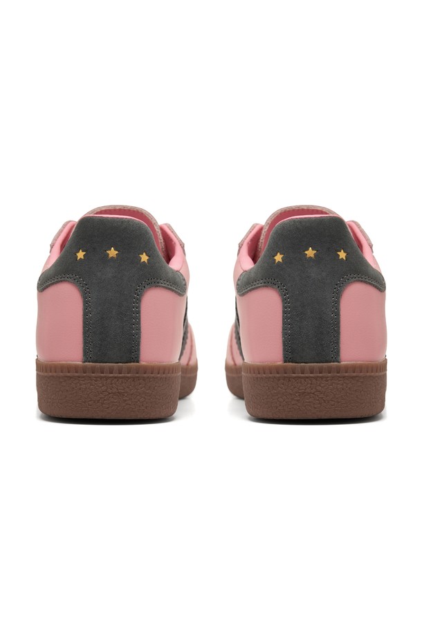 레트로 아르젠티 스니커즈 (PINK)는 소가죽과 스웨이드 소재를 사용하여 내구성과 통기성을 높인 남성용 스니커즈입니다. 면 안감으로 편안한 착용감을 제공하며, 무지 패턴과 끈으로 여미는 디자인이 특징입니다. 핑크(PINK), 블랙, 블루, 카키, 네이비, 화이트, 옐로우 등 다양한 컬러로 출시되어 캐주얼한 스타일을 연출하기 좋습니다. 봄, 여름, 가을 계절에 동네 마실룩, 가을 나들이룩에 매치하여 레트로, 미니멀 스타일을 완성해보세요. 빈티지 고무 밑창은 레트로한 분위기를 더해줍니다.
