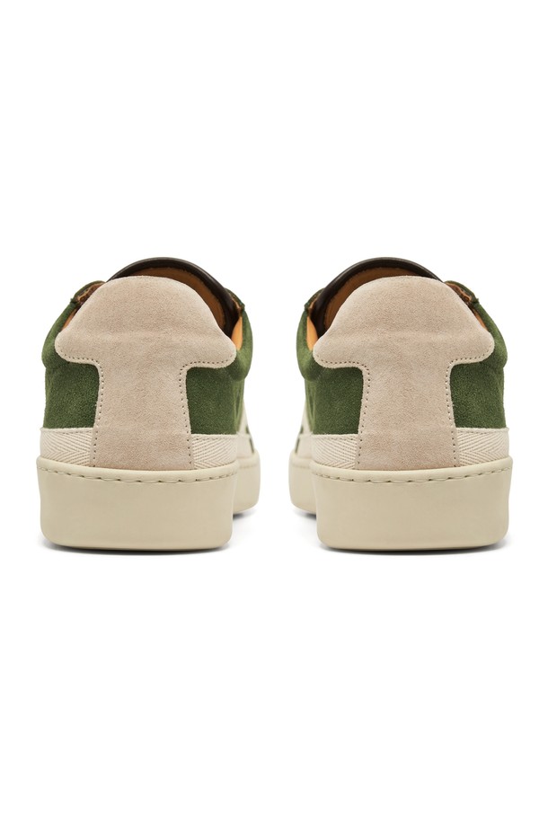 모로 스웨이드 스니커즈 (카키)는 클래식, 미니멀, 캐주얼 스타일을 즐기는 남성을 위한 스니커즈입니다. 봄, 여름, 가을 계절에 데이트룩, 쇼핑룩에 매치하기 좋습니다. 라운드 앞코 디자인에 이탈리안 카프스킨 레더와 스웨이드, 가죽, 고무 소재를 사용하여 제작되었습니다. 로우탑 디자인, 플랫 레이스, 메탈 아일렛, 핸드 스티칭, 이중 레이어 가죽 베이스, 강화된 미드솔, 그리고 발볼은 일반으로 제작되었으며, 안감은 가죽 소재입니다. 무지 패턴의 카키색 스니커즈는 일상에서 편안하고 세련된 스타일을 연출합니다.
