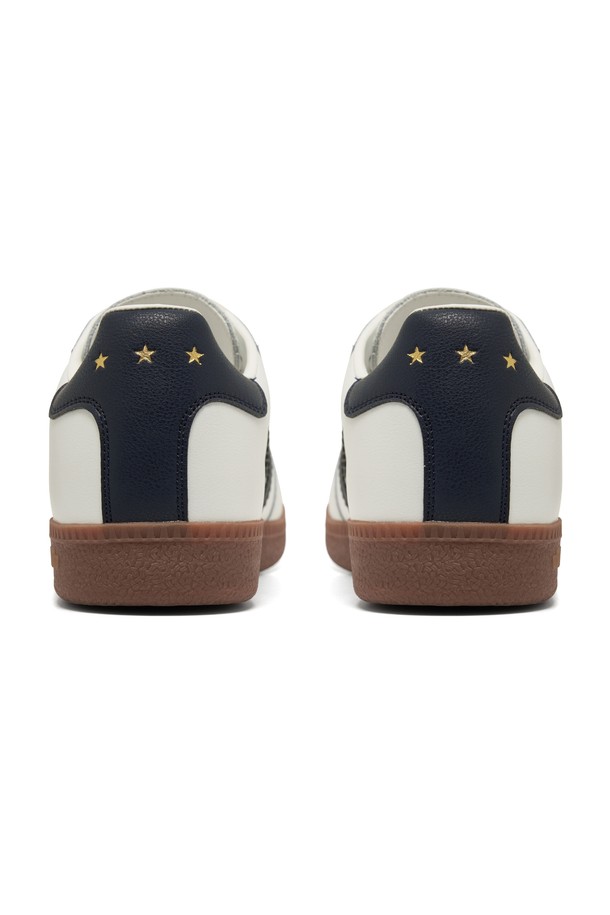 레트로 아르젠티 스니커즈 (화이트)는 남성용 레트로 스니커즈입니다. 화이트, 블랙, 블루, 카키, 네이비, 핑크, 옐로우 7가지 다채로운 컬러로 출시되었습니다. 부드러운 스웨이드와 소가죽 소재를 사용하여 편안한 착용감을 제공하며, 라운드 앞코와 플랫 굽으로 디자인되었습니다. 일상 및 캐주얼 스타일에 적합하며, 데이트룩과 산책룩에 활용하기 좋습니다. 빈티지 스타일, 수분 흡수 안감, 통기성, 유연한 디자인으로 편안함과 스타일을 모두 갖춘 제품입니다.
