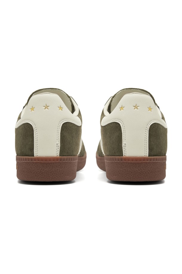 **레트로 아르젠티 스니커즈 (KHAKI)**는 캐주얼, 클래식, 레트로 스타일을 즐기는 남성을 위한 신발입니다. 부드러운 프리미엄 카프스킨 스웨이드 가죽 갑피와 테리 코튼 원단 안감으로 편안한 착용감을 제공합니다. 라운드 앞코 디자인에 플랫 레이스, 빈티지 러버 아웃솔을 사용하여 클래식한 멋을 더했습니다. KHAKI, BLACK, BLUE, NAVY, PINK, WHITE, YELLOW 등 다양한 색상으로 출시되어, 봄, 여름, 가을 어떤 계절에도 폭넓게 활용 가능합니다. 일상, 동네 마실룩, 여행룩에 적합한 아이템입니다.
