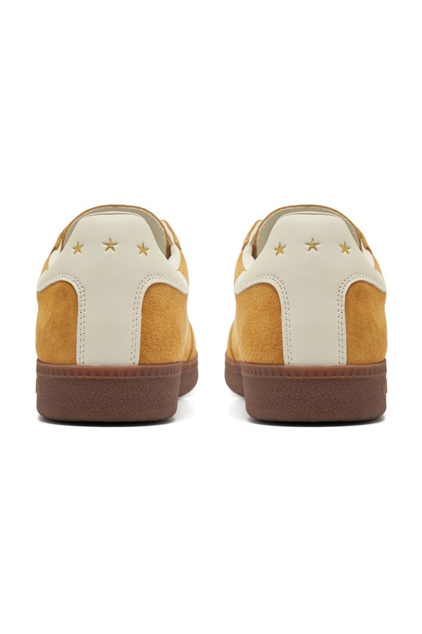 레트로 아르젠티 스니커즈 (YELLOW)는 캐주얼하고 레트로, 미니멀한 스타일을 추구하는 남성분을 위한 신발입니다. 라운드 앞코에 플랫 굽으로 편안한 착용감을 선사하며, 스웨이드, 소가죽, 고무 소재를 사용하여 내구성과 스타일을 모두 잡았습니다. 봄, 여름, 가을과 같은 계절에 일상 및 캐주얼룩에 매치하기 좋으며, 특히 동네 마실룩이나 산책룩에 적합합니다. 수분 흡수 테리 안감과 통기성을 고려한 디자인으로 쾌적함을 더했으며, 다양한 컬러(Yellow, Black, Blue, Khaki, Navy, Pink, White)로 폭넓은 선택지를 제공합니다. 빈티지 스타일과 끈으로 여미는 디자인이 특징입니다.
