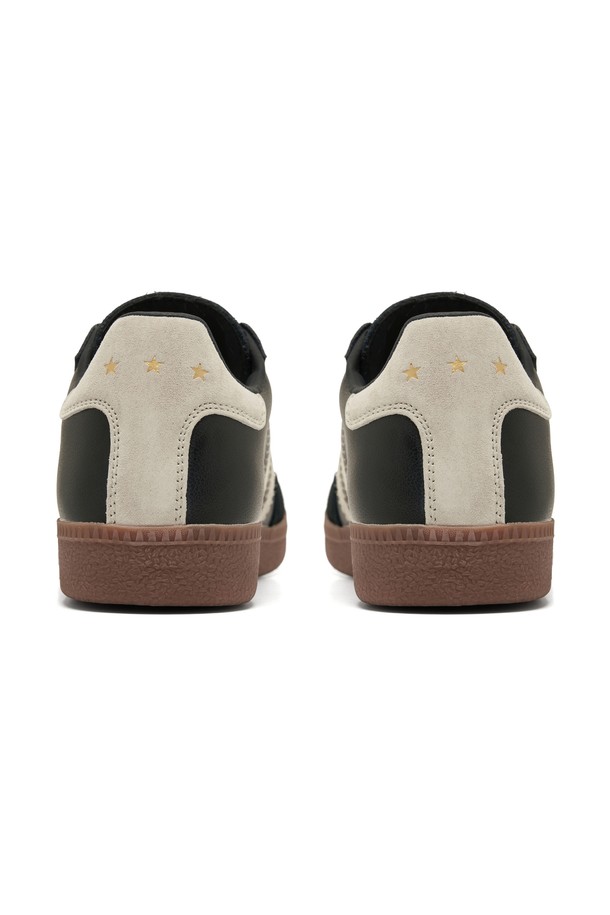 레트로 아르젠티 스니커즈 (블랙)는 캐주얼, 레트로, 클래식 스타일을 추구하는 남성들을 위한 신발입니다. 라운드 앞코 디자인에 스웨이드와 소가죽 소재를 사용하여 고급스러운 느낌을 더했습니다. 봄, 여름, 가을 계절에 어울리며, 데이트룩과 산책룩에 매치하기 좋습니다. 면 안감과 빈티지 고무 아웃솔, 수분 흡수 테리 안감, 유연한 구조, 클래식 레트로 스타일이 특징입니다. 굽 높이는 낮고 플랫 타입으로 편안한 착용감을 제공합니다.
