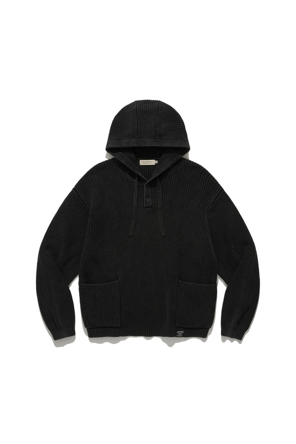 WEST 피그먼트 후드 니트 (블랙)는 가을, 겨울 시즌에 어울리는 남성용 니트/스웨터입니다. 헨리넥과 후드 디자인을 모두 갖춘 레귤러핏의 긴소매 제품으로, 빈티지하면서도 클래식한 스타일을 연출합니다. 면 소재에 두꺼운 두께감으로 제작되었으며, 피그먼트 워싱 처리와 후드 중앙 스트라이프 디테일이 특징입니다. 데일리룩, 카페룩, 모임룩 등 다양한 TPO에 활용 가능하며, 클래식, 캐주얼, 미니멀 스타일을 추구하는 분들께 추천합니다. 착용 시 필링(보풀)이 발생할 수 있습니다.
