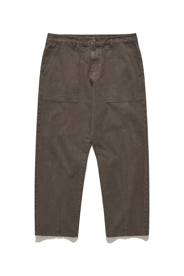 브라운 데님 팬츠는 남성을 위한 캐주얼 스타일의 긴 바지입니다. 프리미엄 데님 소재로 제작되어 두꺼운 두께감과 루즈핏의 편안한 착용감을 제공합니다. 트렌디한 브라운 컬러와 무지 패턴이 돋보이며, 세미 배기 핏으로 스타일리시함을 더했습니다. 여행룩, 캠핑룩은 물론 미니멀, 클래식 스타일까지 소화 가능한 활용도 높은 아이템입니다. 사계절 모두 착용 가능하며, 데일리룩으로도 손색없습니다.
