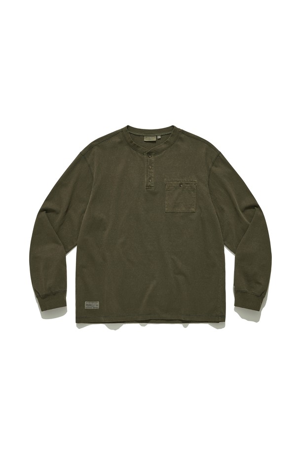 더블린 헨리넥 긴팔 티셔츠 (KHAKI)는 부드러운 촉감의 면 소재로 제작되어 봄, 가을 일상에서 편안하게 착용하기 좋습니다. 캐주얼 및 미니멀 스타일을 추구하는 남성분들을 위한 레귤러핏 긴팔 티셔츠로, 헨리넥 디자인과 무지 패턴으로 베이직한 매력을 더했습니다. 피그먼트 워싱 가공을 통해 빈티지한 카키 컬러감을 살렸으며, 가슴 부분의 미니 포켓이 돋보이는 디테일을 더했습니다. 프리미엄 20수 단일 원단을 사용하여 흡습 기능까지 갖춘 실용적인 아이템입니다. 동네 마실룩이나 산책룩으로 활용하기 좋습니다.
