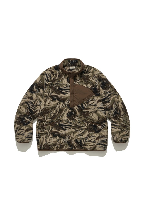 글레이셔 카모 플리스 (CAMO)는 캐주얼, 아웃도어 스타일을 모두 아우르는 아우터입니다. 가을, 겨울 시즌에 적합하며, 오버핏으로 편안한 착용감을 제공합니다. 파일 플리스, 마이크로 플리스 소재를 사용하여 부드러운 촉감과 뛰어난 보온성을 자랑합니다. 카모 패턴과 집업 디자인이 특징이며, 캠핑룩, 가을 나들이룩, 겨울 데일리룩 등 다양한 TPO에 활용 가능합니다. 스트리트, 고프코어 스타일을 즐기는 분들께 추천합니다.
