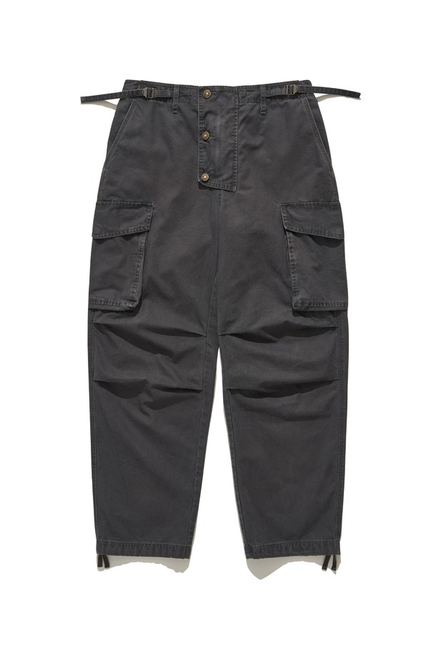 아머 포켓 카고 팬츠 (D/GREY)는 다크그레이 컬러의 남성용 카고 팬츠입니다. 봄, 가을, 겨울에 착용하기 좋으며, 일상 및 아웃도어 활동에 적합합니다. 2차 세계대전 군복에서 영감을 받아 디자인되었으며, 밀리터리 및 스트릿 스타일을 연출할 수 있습니다. 레귤러핏으로 편안하게 착용 가능하며, 면과 나일론 혼방 소재로 제작되어 활동성을 높였습니다. 3D 구조 패턴, 허리 조절 스트랩, 하단 스트랩, 카고 포켓, 지퍼 플랩 등의 디테일이 돋보이는 겨울 데일리룩 스타일을 완성해보세요.
