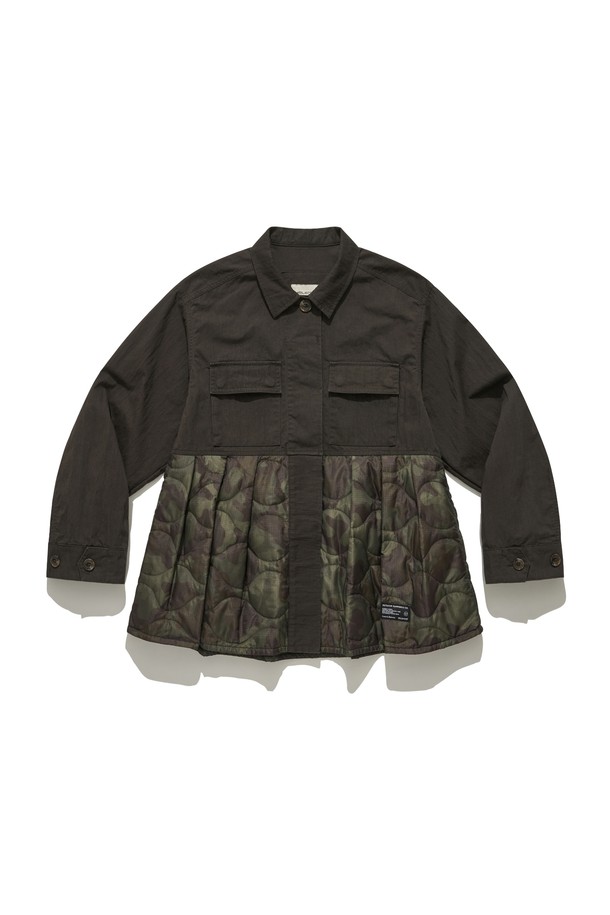 "여성 오페라 패딩 재킷 (D/KHAKI)"는 겨울철 보온과 스타일을 동시에 잡을 수 있는 여성용 패딩 재킷입니다. 카키 컬러의 밀리터리 스타일과 캐주얼한 무드를 담아 일상복으로 활용하기 좋습니다. 나일론 소재와 두꺼운 두께, 퀄팅 디테일로 보온성과 방풍 기능을 갖췄으며, 오버핏 크롭 기장으로 트렌디함을 더했습니다. 집업 방식과 긴 소매 디자인으로 편안하게 착용할 수 있습니다.
