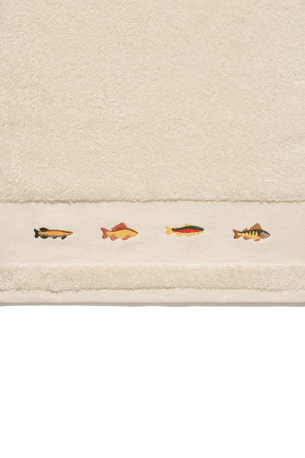 HELEMENT X TWB 프리미엄 호리즌 자수타올 (O/WHITE)은 부드러운 면 소재로 제작되어 흡수력이 뛰어난 타올입니다. 오프화이트 컬러 바탕에 호리즌 디자인 자수가 놓여 고급스러운 분위기를 연출합니다. 캠핑 등 야외 활동 시 유용하게 사용할 수 있으며, 넉넉한 두께감으로 포근한 사용감을 제공합니다. 섬세한 자수 디테일이 돋보이는 프리미엄 타올로, 일상생활에서도 훌륭한 활용성을 자랑합니다.
