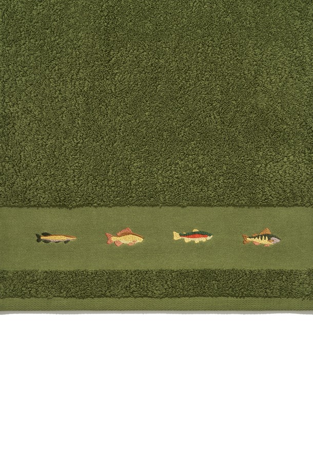 [HELEMENT X TWB] 프리미엄 호리즌 자수 타월 (올리브)는 캠핑과 일상에서 모두 활용 가능한 사계절용 타월입니다. 부드러운 면 소재로 제작되어 흡습성이 뛰어나며, 두꺼운 두께감으로 포근함을 더합니다. 올리브 컬러에 호리즌 디자인과 자수 디테일이 더해져 고급스러운 분위기를 연출합니다. 넉넉한 사이즈로 제작되어 실용성을 높였으며, 세련된 디자인으로 소장 가치를 더합니다.
