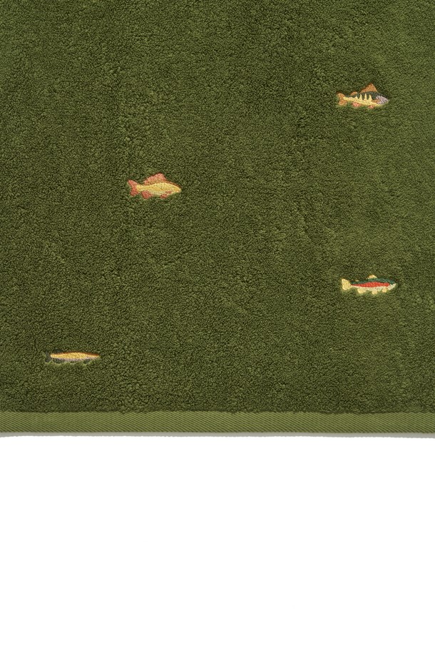 HELEMENT X TWB 프리미엄 페이스 자수타올 (OLIVE)는 부드러운 면 소재로 제작되어 흡수력이 뛰어나며, 사계절 내내 사용하기 좋습니다. 올리브 컬러에 물고기 자수 디테일이 돋보이는 디자인으로, 캠핑이나 일상생활에서 유용하게 사용할 수 있습니다. HELEMENT (헤레멘트)와 TWB의 콜라보레이션을 통해 탄생한 프리미엄 페이스 타올입니다. 부드러운 촉감으로 피부에 자극 없이 사용할 수 있으며, 실용성과 디자인을 모두 갖춘 제품입니다.
