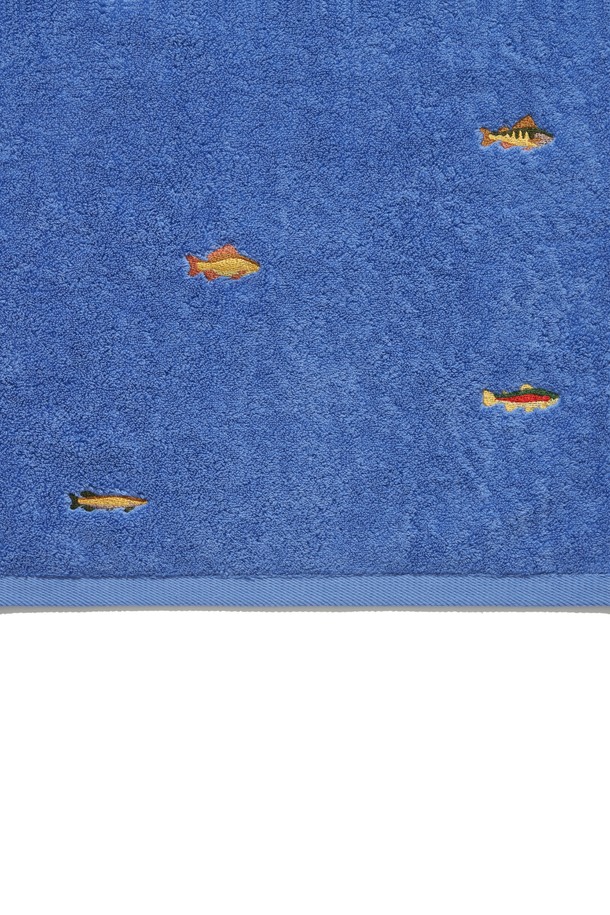 [HELEMENT X TWB] 프리미엄 페이스 자수타올 (BLUE)는 부드러운 촉감과 뛰어난 흡습성을 자랑하는 면 소재의 타올입니다. 일상생활과 캠핑 등 다양한 용도로 활용 가능하며, 사계절 내내 사용할 수 있습니다. 블루 컬러에 섬세한 자수 디테일이 더해져 고급스러운 분위기를 연출합니다. 두께는 보통으로 제작되어 사용하기 편리하며, 소중한 피부에 닿는 부드러움을 선사합니다. 프리미엄 페이스 타올로, 편안함과 스타일을 모두 경험해 보세요.
