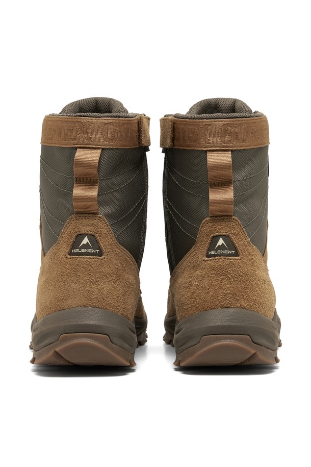 HELEMENT X NEPA(헤르엘리먼트 X 네파) 필드 트레일 GTX (D/BEIGE)는 남성용 신발로, 하이킹, 트레일러닝, 일상생활에서 활용하기 좋은 다크베이지 컬러의 운동화입니다. 스웨이드와 고어텍스 소재를 사용하여 방수, 통기성이 뛰어나며, 하이탑 디자인과 끈으로 여미는 방식으로 안정적인 착용감을 제공합니다. 플랫 굽에 무지 패턴으로 다양한 등산룩, 여행룩, 캠핑룩 등 TPO에 매치하기 용이하며, 고프코어, 클래식, 캐주얼 스타일을 연출하기 좋습니다. 접지력을 강화하여 아웃도어 활동에 적합하며, 봄, 가을, 겨울 계절에 착용하기 좋습니다.
