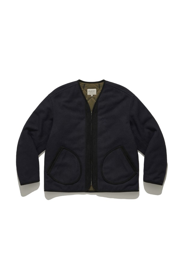 글렌코 울 패딩 재킷 (NAVY)은 겨울철 출근룩을 위한 미니멀하고 클래식한 스타일의 남성용 패딩 자켓입니다. 네이비 컬러의 무지 디자인으로 어떤 옷에도 쉽게 매치할 수 있습니다. 부드러운 울 소재와 두꺼운 두께감으로 뛰어난 보온성을 제공하며, 긴 소매와 집업 여밈 방식이 특징입니다. 레귤러 핏으로 제작되어 편안한 착용감을 선사합니다. 안감은 패딩 처리되어 더욱 따뜻하게 착용할 수 있습니다.
